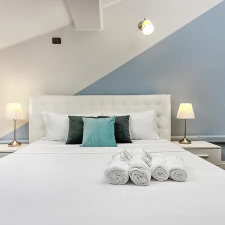 Attic In Center + Parking קומו