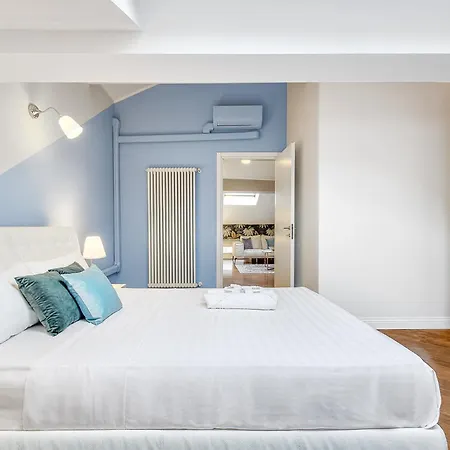 Attic In Center + Parking * קומו